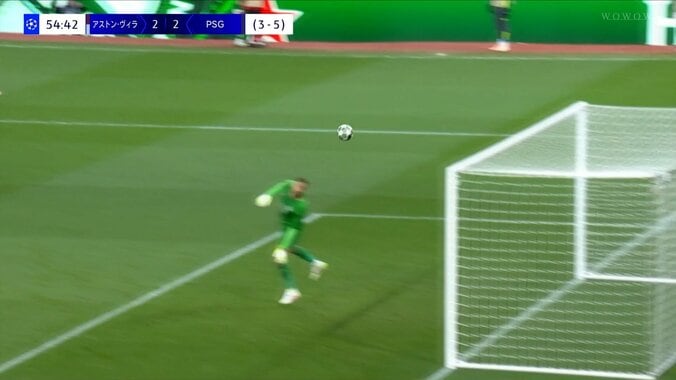 ゴラッソ過ぎてイタリア代表GKが諦めた？「マッギンのランニングミドルイカれてんだろ」スタジアム騒然の40メートル独走→急速落下する高速ドライブシュート炸裂の瞬間 4枚目