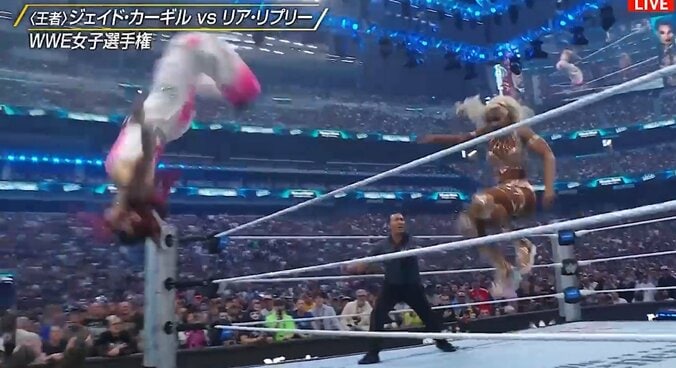 イヨ・スカイ、レッスルマニア“電撃参戦”でリアの窮地を救う！ 介入での数的不利に駆け付け華麗な“ムーンサルト”で敵二人を一蹴 王座獲得をお膳立て 3枚目