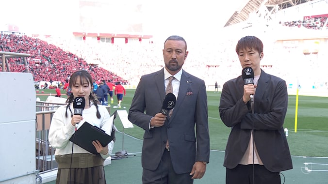 現地解説を務めた田中マルクス闘莉王（中央）