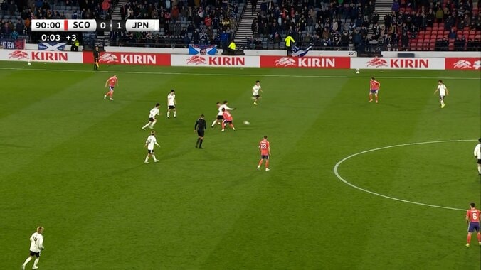 「何いまの…」天才・鎌田大地の“変態ダブルタッチ”に騒然！超高速の2人突破に「もう意味わからん笑」「格が違う」 3枚目