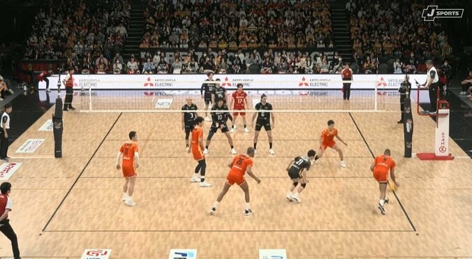 男子バレー、剛腕が意表を突く“ゆる～い”サーブ 普段とのギャップに相手もお手上げノータッチ 4枚目