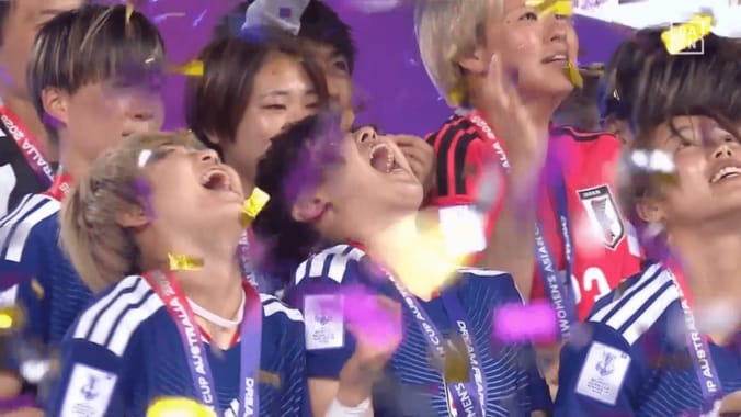 「食べちゃだめ笑」なでしこ若手トリオの“紙吹雪パクパク”に爆笑！無邪気すぎる谷川、浜野、古賀に「幼稚園児」「赤ちゃん」の声【女子アジア杯】 3枚目