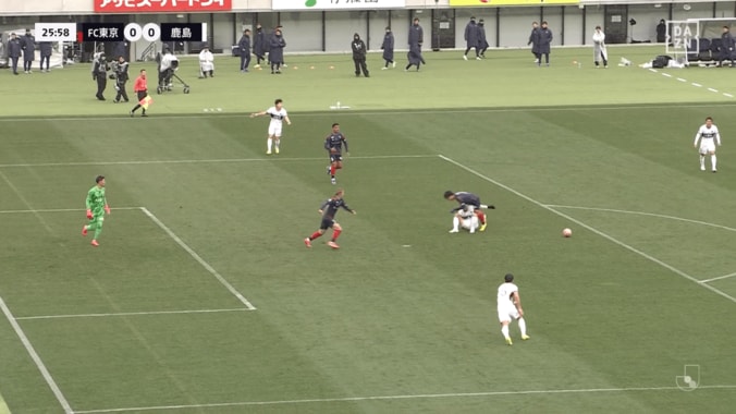 「ダイブじゃね？」FC東京の“決定機消滅”判定にファン騒然「頭から突っ込んでる」鹿島戦の接触プレーが波紋 3枚目