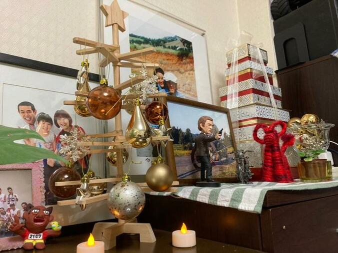  ノッチの妻、クリスマス仕様にしたリビングを公開「もっともっと追加予定」  1枚目