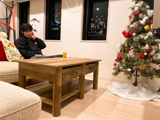  ノンスタ石田の妻、新調したリビングテーブルを公開「これはストレス少ない！」  1枚目