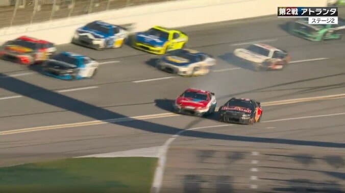 【写真・画像】超高速オーバルで接触も「リカバリーが凄かった」 レッドブルが“草の上で”見事な回避「流石ですね」解説も唸る　1枚目