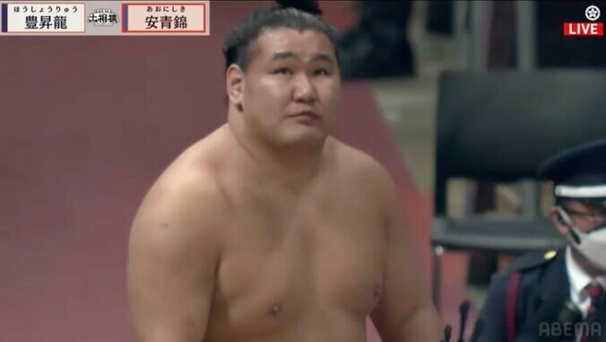 お辞儀をした直後、一瞬天井を見つめた