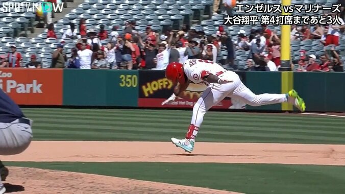 大谷翔平の同僚レンヒーフォ、ずっこけ＆ネックレス落とす珍事に照れ笑い「ネックレス切れた？」「ヒーホーかわいい」 1枚目