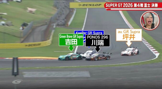 「譲りたくても譲れない」首位攻防バトルの真っ只中に…GT300トップ2台に“割って入る”驚異の瞬間 あわや接触も巧みな動きに称賛 3枚目