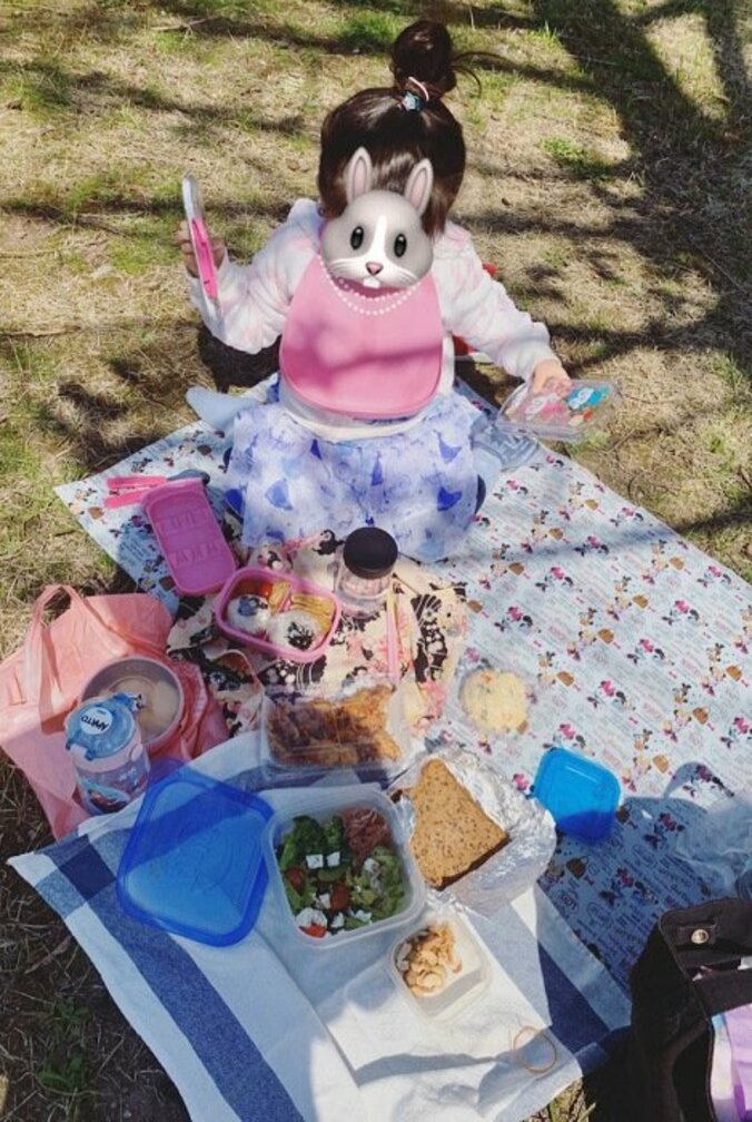 PINKY、遊びの延長で娘とピクニックへ「暖かい陽射しと風がとっても気持ちが良かった」 1枚目