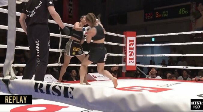 「顔面ボコボコ」「女子レベルじゃない」ノーモーションの右“ズドン”で衝撃ダウン 破壊力を物語る敗者の顔に戦慄 2枚目