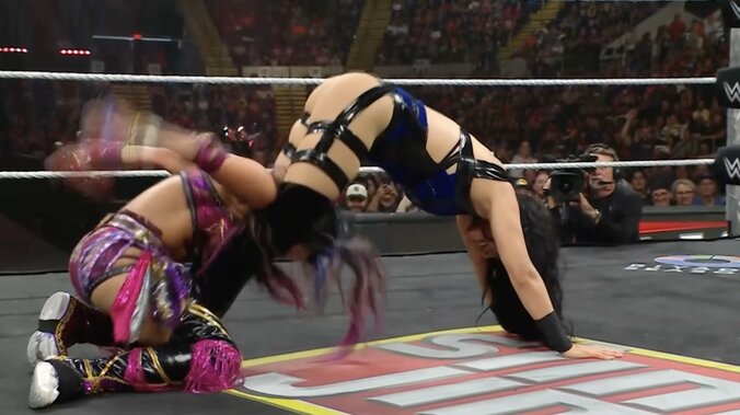 足で相手の首を挟んでバウンドする“お尻餅つき”