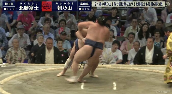 1敗の朝乃山に土！　北勝富士の圧力に屈し、バランスを崩して押し出しで敗れる 1枚目