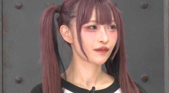 【写真・画像】54歳美魔女、ミニスカから覗く美脚に絶賛の声「足キレイ」22歳の娘と服を交換　1枚目