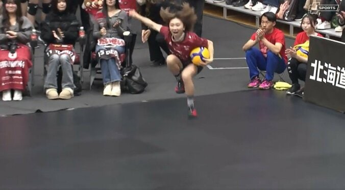 高橋成美の“元気すぎる”始球式がすごい「可愛いすぎ」男子バレーの試合前に会場ほっこり 4枚目