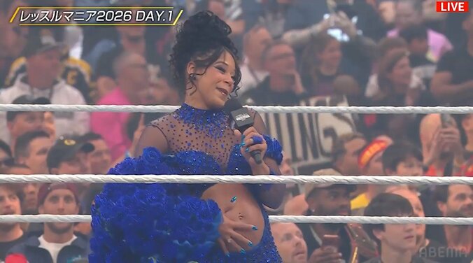 女子レスラー、リング上でドレス脱ぎ捨て“ポッコリ”お腹を披露 妊娠発表を5万人の大観衆が祝福 5枚目