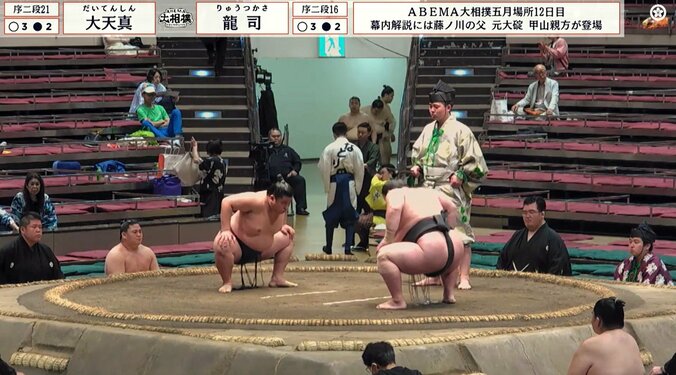 「存在感スゴ」「鎮座してる」大相撲、花道奥に“見覚えのある”巨大フォルムな人物の姿 圧倒的存在感に反響 2枚目