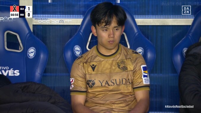 「誰か久保をソシエダから救ってくれ」ベンチで“茫然”の久保建英に海外ファンも同情の声「移籍が必要だ」「イマノルが無能すぎる」交代させたソシエダ指揮官に批判噴出 3枚目