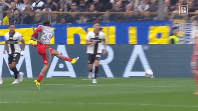 マレーのミドルシュートはワンバウンドから急加速