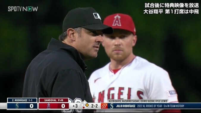 大谷翔平の同僚、送球が塁審を直撃！ 緊迫の場面が一転、思わず“ほっこり”のオモシロ展開 「めっちゃ睨むやんw」「みんな笑顔で可愛い」 1枚目