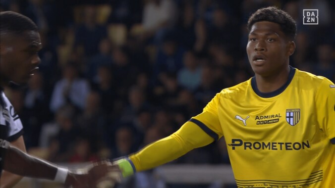 「奇跡だ！」鈴木彩艶の“指先スーパーセーブ”を現地メディア大称賛「本能で止めた」「乗り越えられない壁」首位ナポリを唖然とさせた瞬間 2枚目