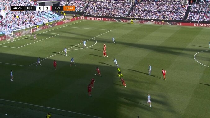 「これもうW杯当確」24歳日本代表MFがEL準々決勝で圧巻2ゴール「センスの塊」「トドメ刺したな」相手DFの股を抜く衝撃の右足ダイレクト弾 3枚目