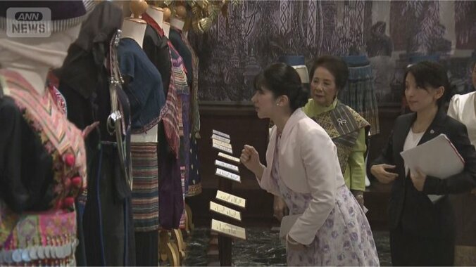 顔を近づけて織物をご覧に