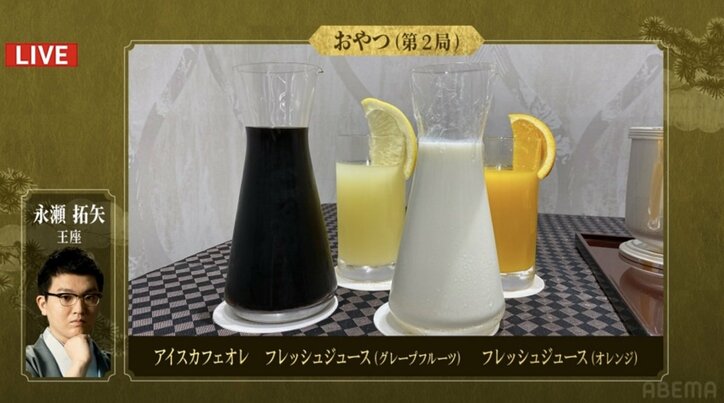 永瀬拓矢王座はドリンク3種、藤井聡太竜王・名人は“秋色”ロールケーキで糖分補給 ファンも注目「ケーキ珍しいね」「これは食べたい」