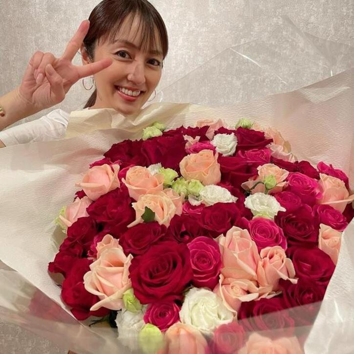  矢田亜希子、43歳の誕生日を迎え花束を抱える姿を公開「私一人で持てなくて」 