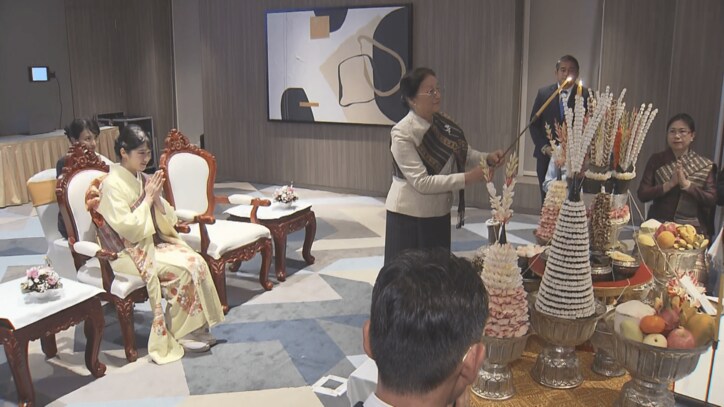 【写真まとめ】民族衣装をまとって　笑顔にあふれた愛子さまのラオス訪問の様子をたっぷりと　端正なペールブルーで出発　乾杯は華やかなピンクで　そのファッションにも注目【初の外国公式訪問】