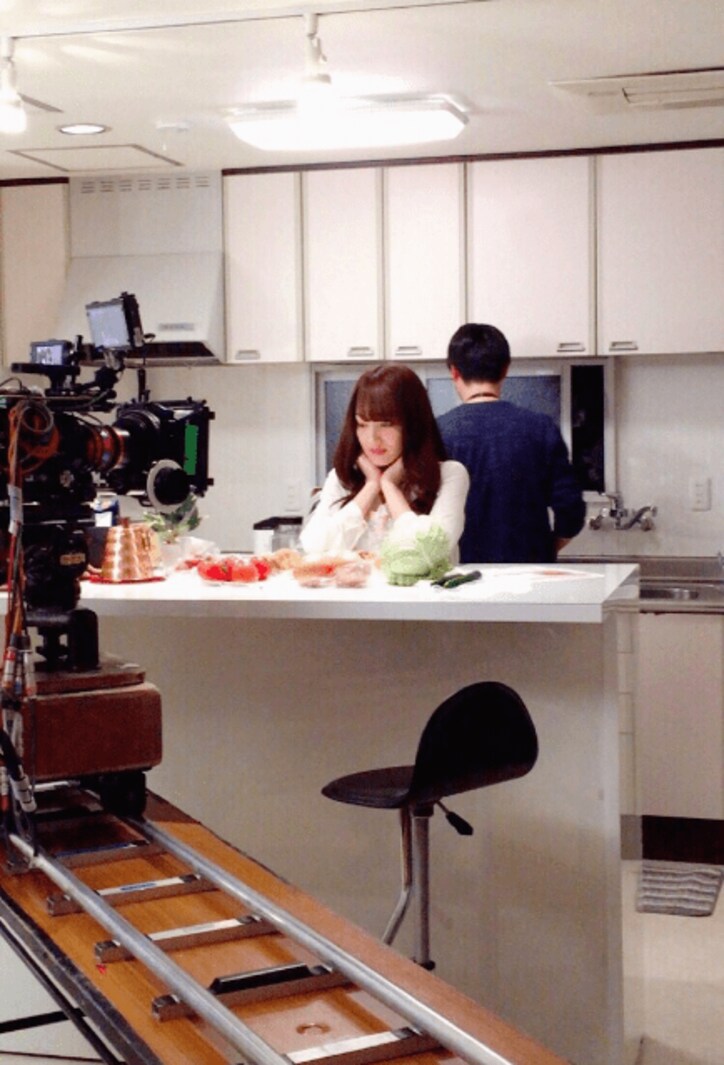 『恋ヘタ』高梨臨、“ゴブリン”とのほっこりショットを公開