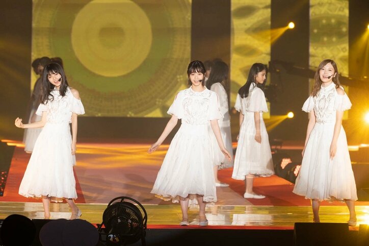 齋藤飛鳥が麦わら帽子を投げ込む! 乃木坂46「ガルアワ」ランウェイに大声援