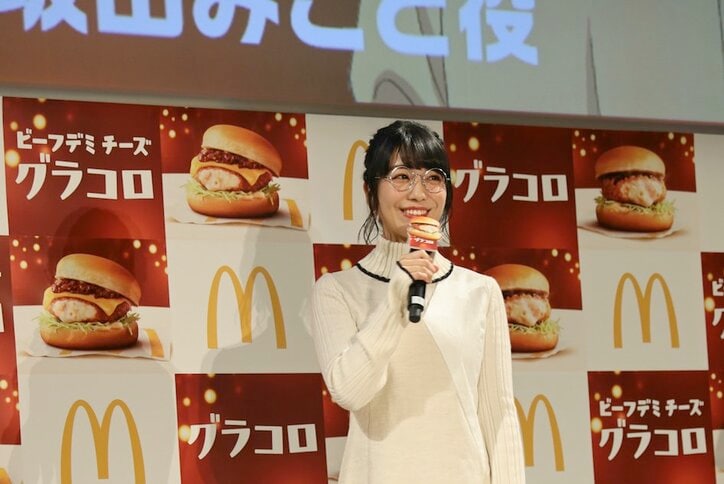 声優・竹達彩奈&愛美、アニメCMで前田敦子と“同級生”役! キャラクターとおそろいコーデ披露