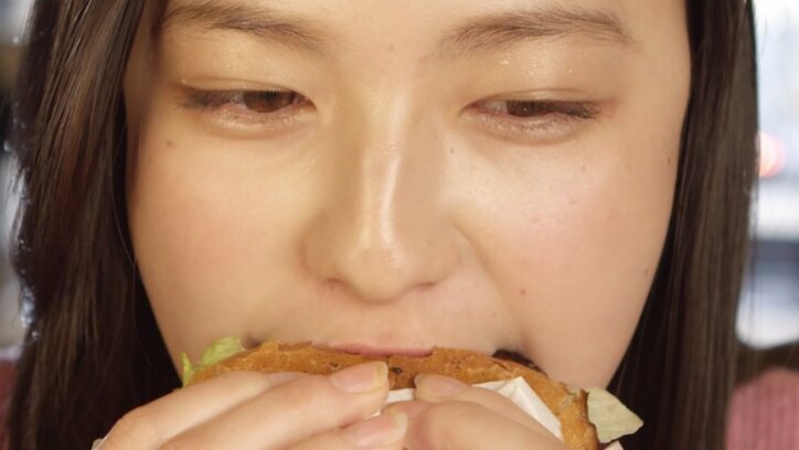 『まるで夢を食べてるみたい』メシテロリスト・北村優衣、絶品ハンバーガーを堪能