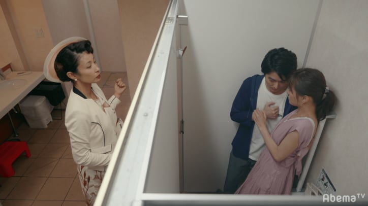トイレの個室を上から覗こうと…水野美紀が小池徹平&松本まりかを追い詰める『奪い愛、夏』はもはやホラー!?