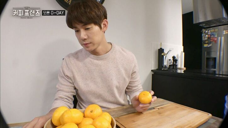 変わらぬ美貌のチェ・ジウがホールマネージャーだったら? 有名俳優たちがカフェ運営に奮闘する韓国チャリティー番組