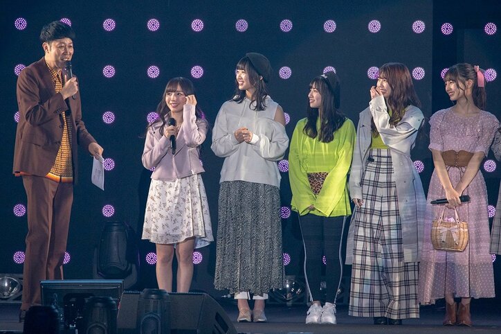 日向坂46が平成最後の『TGC』で3曲ミニライブ、濱岸ひよりが初ランウェイで笑顔を見せる