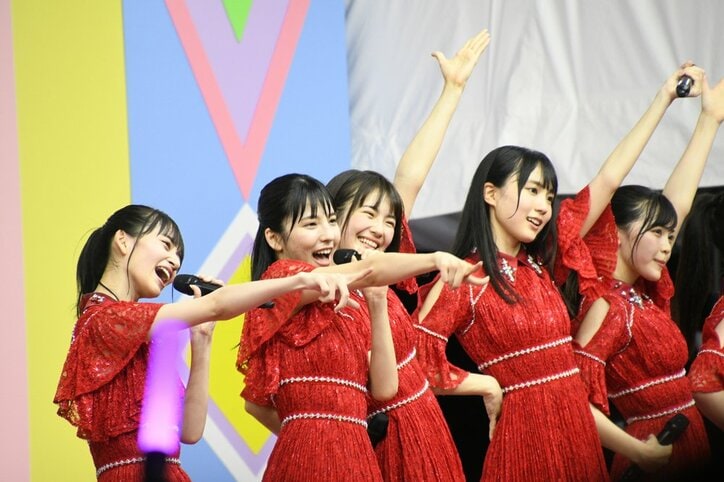 乃木坂46・4期生が初の『TIF』出演でフレッシュなパフォーマンス、清宮レイの”必殺技レイパンチ”に会場沸く