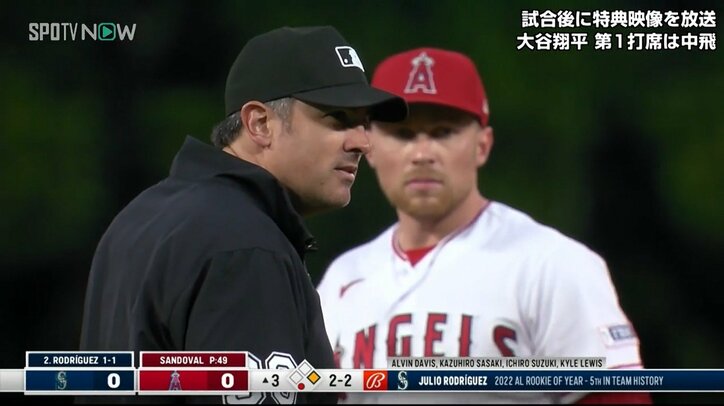 大谷翔平の同僚、送球が塁審を直撃！ 緊迫の場面が一転、思わず“ほっこり”のオモシロ展開 「めっちゃ睨むやんw」「みんな笑顔で可愛い」