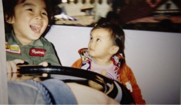 岡田結実、幼少期に兄・隆之介と撮ったキュートな“初ディズニー”写真を公開