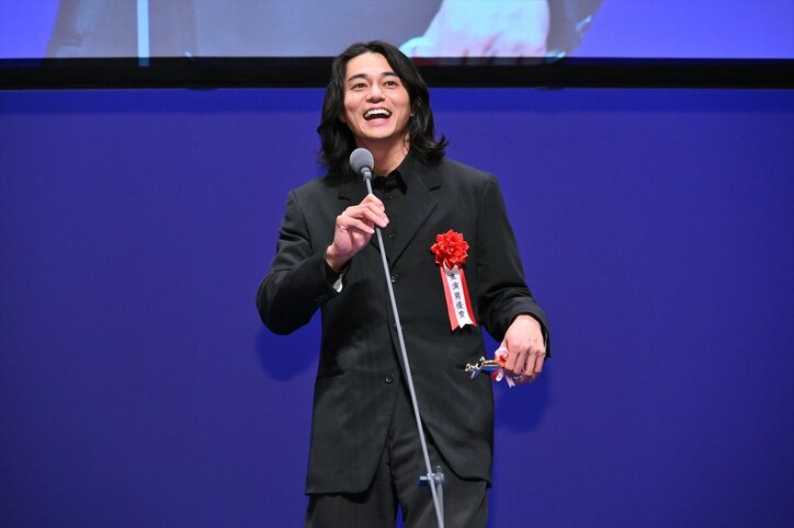 【写真・画像】フワフワロン毛の東出昌大、主演男優賞受賞ステージで答えの出ない問いを一人語り 2枚目