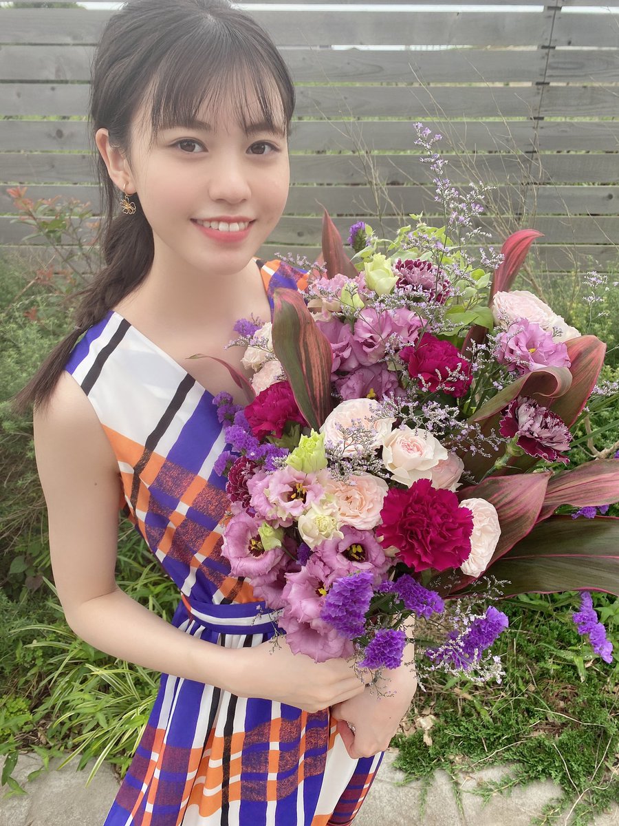ラスアイ阿部菜々実 花束抱えた透明感あふれる姿をファン称賛 花よりも綺麗 話題 Abema Times
