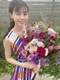 ラスアイ阿部菜々実、花束抱えた透明感あふれる姿をファン称賛「花よりも綺麗」