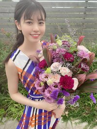 ラスアイ阿部菜々実、花束抱えた透明感あふれる姿をファン称賛「花よりも綺麗」