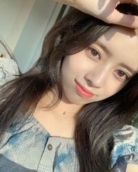 NiziU・RIMAの透明感あふれるセルフショットに「かわいすぎて言葉でない」とファン悶絶