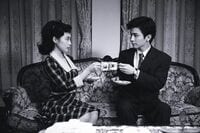 「オーラ半端ない」「とても美しい」岩田剛典、有村架純とのレトロ感溢れるドラマ写真に称賛の声