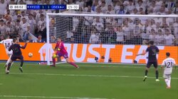 「そんなことって」神セーブ連発でピンチを救い続けた守護神が痛恨のミス「一瞬判断迷ったか」真正面シュートをポロリして同点ゴールを許した瞬間