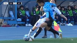 どっちのボール？タッチライン際の競り合いで“微妙”ジャッジ→副審に猛抗議でイエローカード「さすがにかわいそう」