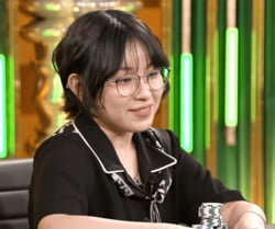 「かわいい」クールな美貌が思わずほころぶ…魔性の女子ポーカープロ、賞金確定で見せた喜びの“眼鏡クイッ”にほっこり
