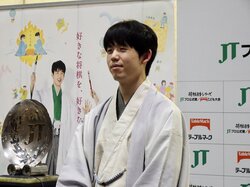 藤井聡太JT杯覇者「優勝という結果嬉しい」連覇祝福の行列に40分微笑み絶やさず“神ファンサ” 熱視線送る未来の棋士たちには優しいお手振りも